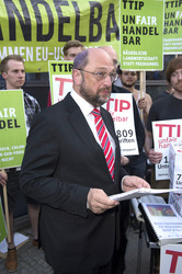 Demonstrationen während der TV-Talksendung 'Wie geht's, Europa?', Berlin