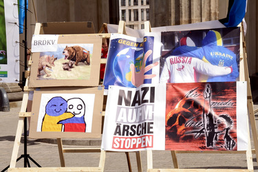 Organisation 'Staatenlos' veranstaltet Friedensdemo, Berlin