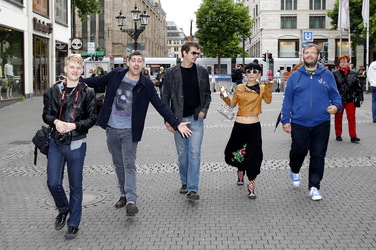 Bai Ling mit Entourage in Düsseldorf