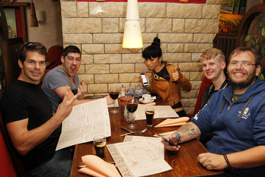 Bai Ling mit Entourage in Düsseldorf