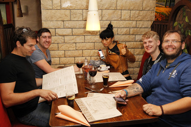 Bai Ling mit Entourage in Düsseldorf