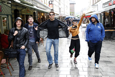 Bai Ling mit Entourage in Düsseldorf