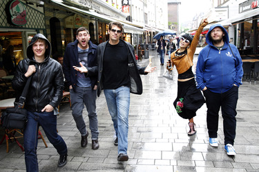 Bai Ling mit Entourage in Düsseldorf