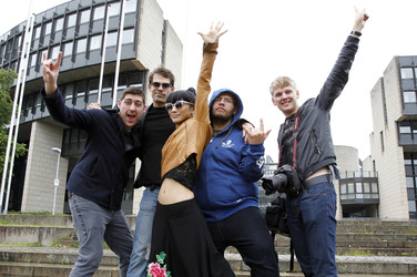 Bai Ling mit Entourage in Düsseldorf