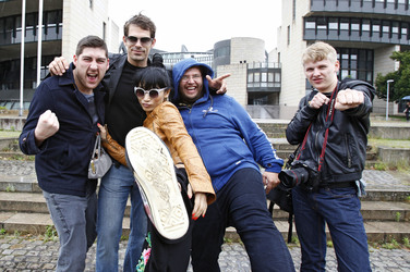 Bai Ling mit Entourage in Düsseldorf