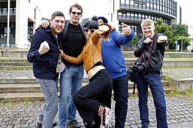 Bai Ling mit Entourage in Düsseldorf