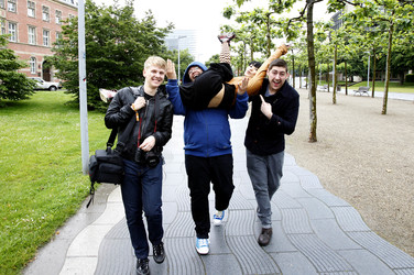 Bai Ling mit Entourage in Düsseldorf