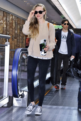 Amanda Seyfried und Justin Long bei der Ankunft in Japan