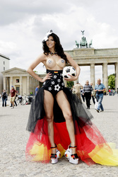 Fußball WM Fototermin mit Micaela Schäfer, Berlin