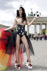 Fußball WM Fototermin mit Micaela Schäfer, Berlin