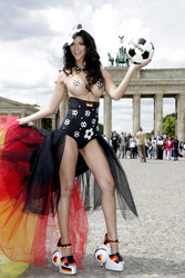 Fußball WM Fototermin mit Micaela Schäfer, Berlin