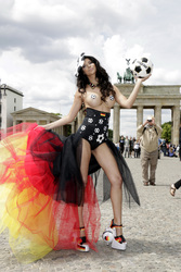 Fußball WM Fototermin mit Micaela Schäfer, Berlin