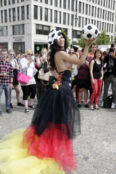 Fußball WM Fototermin mit Micaela Schäfer, Berlin