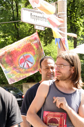Nazi Opfer Hussein Badiny bedankt sich bei den Helfern, Berlin