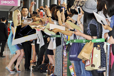 Elle Fanning arrives in Japan