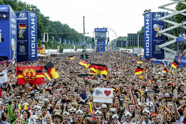 WM-Fanmeile beim Spiel Deutschland gegen USA, Berlin