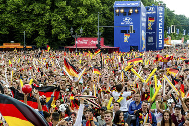 WM-Fanmeile beim Spiel Deutschland gegen USA, Berlin