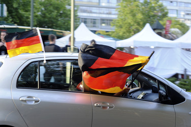 Fußballfans feiern mit einem Autokorso auf dem Kurfürstendamm den Sieg ihrer Mannschaft
