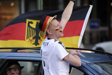 Fußballfans feiern mit einem Autokorso auf dem Kurfürstendamm den Sieg ihrer Mannschaft