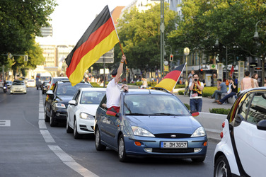 Fußballfans feiern mit einem Autokorso auf dem Kurfürstendamm den Sieg ihrer Mannschaft