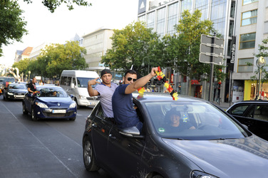 Fußballfans feiern mit einem Autokorso auf dem Kurfürstendamm den Sieg ihrer Mannschaft