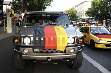 Fußballfans feiern mit einem Autokorso auf dem Kurfürstendamm den Sieg ihrer Mannschaft