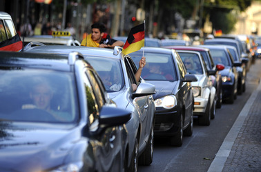 Fußballfans feiern mit einem Autokorso auf dem Kurfürstendamm den Sieg ihrer Mannschaft