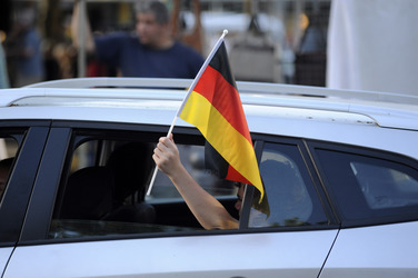 Fußballfans feiern mit einem Autokorso auf dem Kurfürstendamm den Sieg ihrer Mannschaft