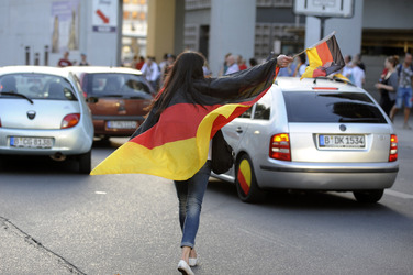 Fußballfans feiern mit einem Autokorso auf dem Kurfürstendamm den Sieg ihrer Mannschaft