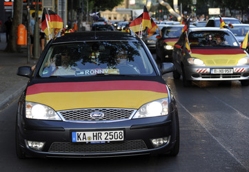 Fußballfans feiern mit einem Autokorso auf dem Kurfürstendamm den Sieg ihrer Mannschaft