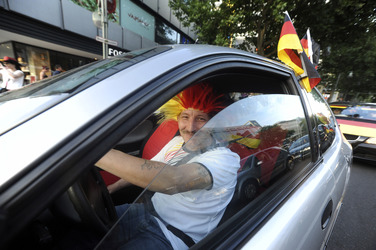 Fußballfans feiern mit einem Autokorso auf dem Kurfürstendamm den Sieg ihrer Mannschaft