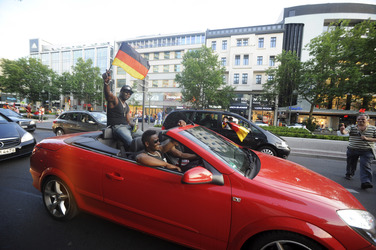 Fußballfans feiern mit einem Autokorso auf dem Kurfürstendamm den Sieg ihrer Mannschaft