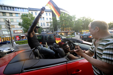 Fußballfans feiern mit einem Autokorso auf dem Kurfürstendamm den Sieg ihrer Mannschaft