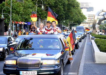 Fußballfans feiern mit einem Autokorso auf dem Kurfürstendamm den Sieg ihrer Mannschaft