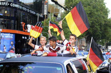 Fußballfans feiern mit einem Autokorso auf dem Kurfürstendamm den Sieg ihrer Mannschaft