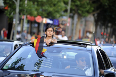 Fußballfans feiern mit einem Autokorso auf dem Kurfürstendamm den Sieg ihrer Mannschaft