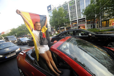 Fußballfans feiern mit einem Autokorso auf dem Kurfürstendamm den Sieg ihrer Mannschaft