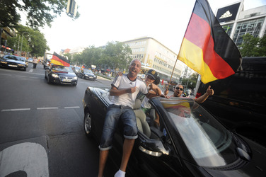 Fußballfans feiern mit einem Autokorso auf dem Kurfürstendamm den Sieg ihrer Mannschaft