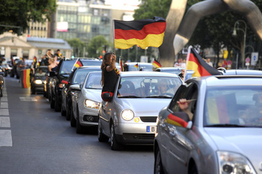 Fußballfans feiern mit einem Autokorso auf dem Kurfürstendamm den Sieg ihrer Mannschaft