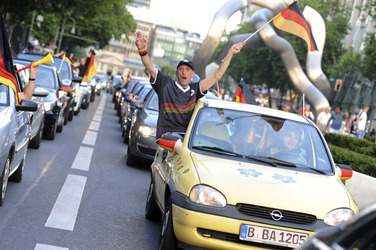 Fußballfans feiern mit einem Autokorso auf dem Kurfürstendamm den Sieg ihrer Mannschaft