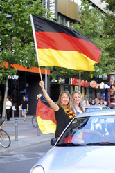 Fußballfans feiern mit einem Autokorso auf dem Kurfürstendamm den Sieg ihrer Mannschaft