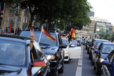 Fußballfans feiern mit einem Autokorso auf dem Kurfürstendamm den Sieg ihrer Mannschaft