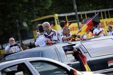 Fußballfans feiern mit einem Autokorso auf dem Kurfürstendamm den Sieg ihrer Mannschaft