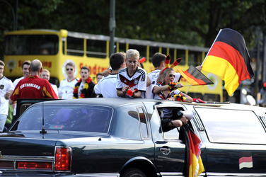 Fußballfans feiern mit einem Autokorso auf dem Kurfürstendamm den Sieg ihrer Mannschaft