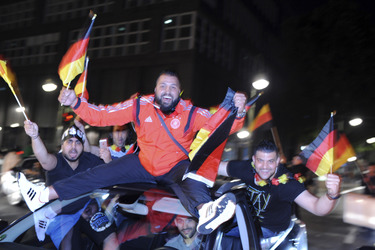 Autocorso nach dem Sieg im Finalspiel Deutschland gegen Argentinien, Berlin