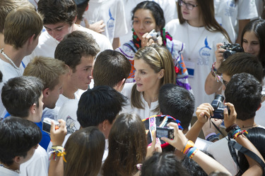 Spanish Royals Receive 'Ruta Quetzal BBVA 2014' Youth Group, Madrid