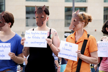 Protest für die Abschaffung der Pferdekutschen in Berlin