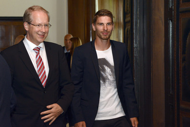 Ron-Robert Zieler beim Eintrag ins Goldenen Buch, Hannover