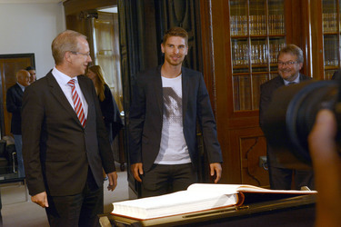 Ron-Robert Zieler beim Eintrag ins Goldenen Buch, Hannover