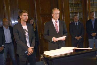 Ron-Robert Zieler beim Eintrag ins Goldenen Buch, Hannover